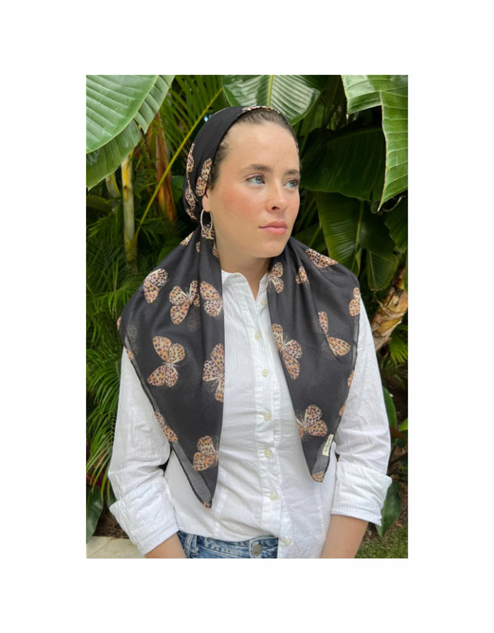 Pre-tied classic headscarf in dark fabric with leopard butterfly print and velvet grip