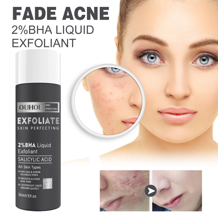 Eau de soin pour peau à l'acné à base de salicylate, flacon transparent avec liquide clair, destiné à réparer la peau.