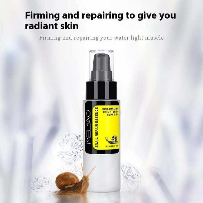 Solution de soin du visage à base d'escargot, contenant un flacon blanc avec étiquette, pour une peau revitalisée et hydratée.