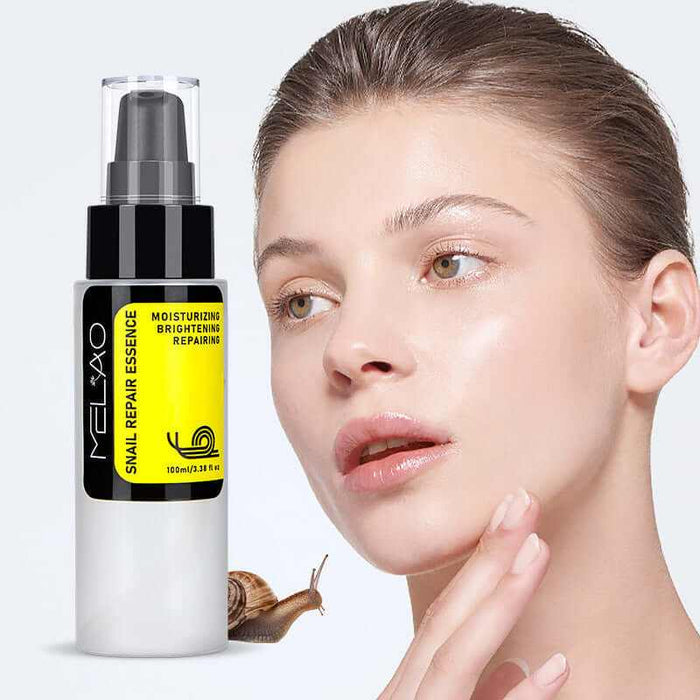 Solution de soin du visage à la bave d'escargot, flacon blanc avec étiquette, pour le soin de la peau.