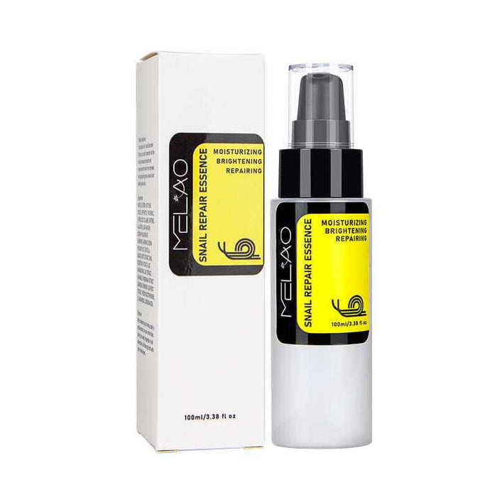 Solution de soins du visage à base d'escargot pour la peau, flacon blanc avec étiquette, visible sur un fond neutre.
