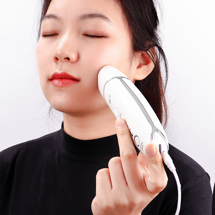 Appareil de soin anti-âge en forme de V pour réduire les rides et raffermir la peau du visage.