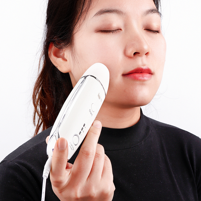 Appareil de soin de la peau anti-âge en forme de V pour réduire les rides, visage lifting et revitalisation cutanée.